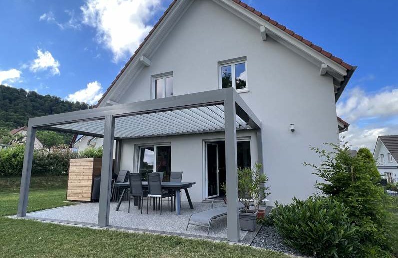 Pergola bioclimatique en jardin